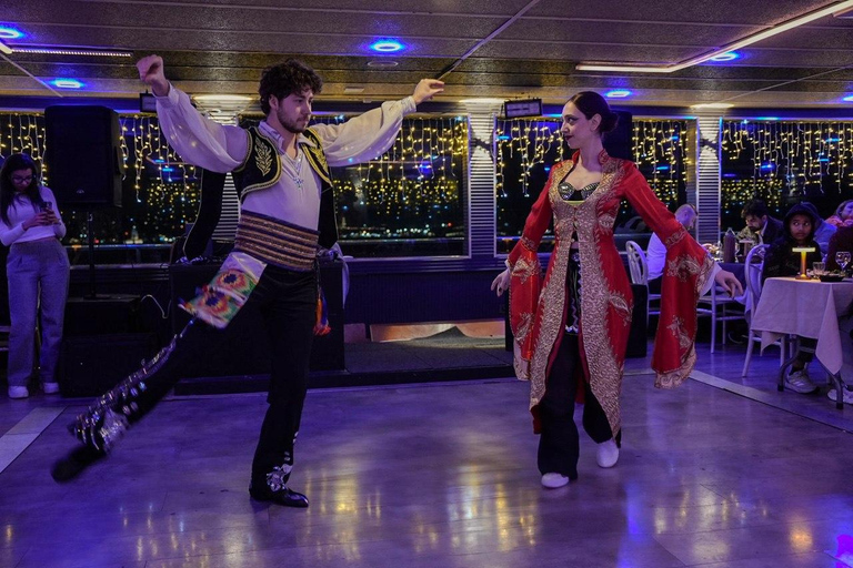 رحلة عشاء بحرية في مضيق البوسفور مع مشروبات وترفيه غير محدودمشروبات غازية غير محدودة وبدون تحويل