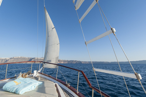 Santorin: Traditionelle Bootstour aus Holz mit Essen und WeinTageskreuzfahrt