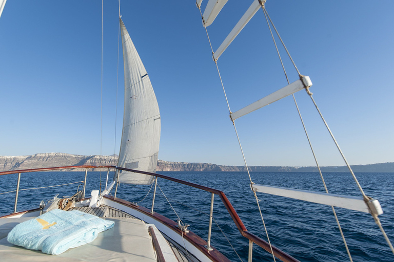 Santorini: Passeio de barco tradicional de madeira com refeição e vinhoCruzeiro diurno