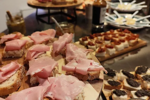 Stora röda viner: guidad provsmakning och interaktivt spel i Bologna