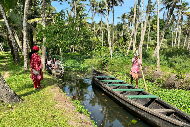 Kerala: Backwater Village Punting Boat Cruise with Lunch