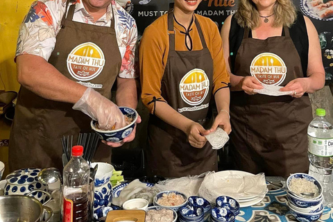 Aula de culinária em Hue: os melhores restaurantes locais com Madame ThuAula de culinária em Hue sem recolha e mercado local