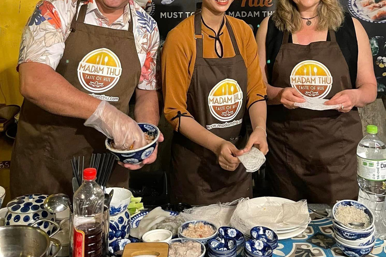 Aula de culinária em Hue: os melhores restaurantes locais com Madame ThuAula de culinária em Hue sem recolha e mercado local