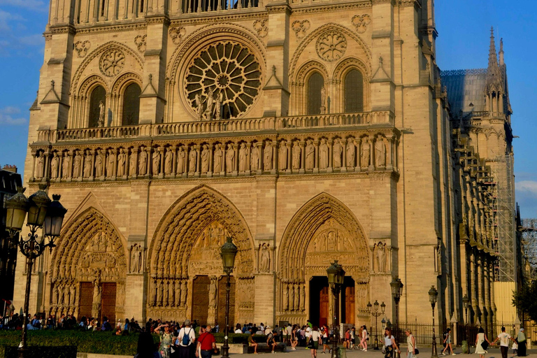 Notre Dame Cathedral Full Guided Tour with Skip Line Entry
