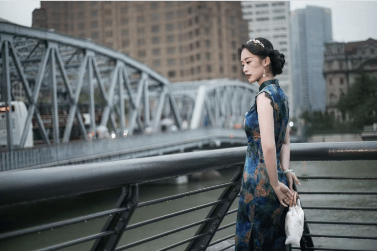Shanghai: Qipao Photoshoot at The Bund or Yu Garden Light Luxury Photoshoot