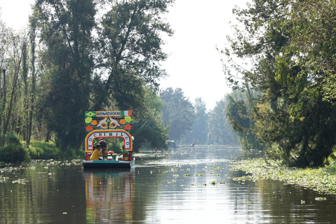 Erlebe den Zauber von Xochimilco, Coyoacán und der UNAM auf einer einzigartigen Kultur-Tour.Erlebe den Zauber von Xochimilco, Coyoacán und der UNAM auf einer einzigartigen Kultur