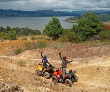 Aventura em ATV: Estradas de terra, petróglifos e chaminés de fadas