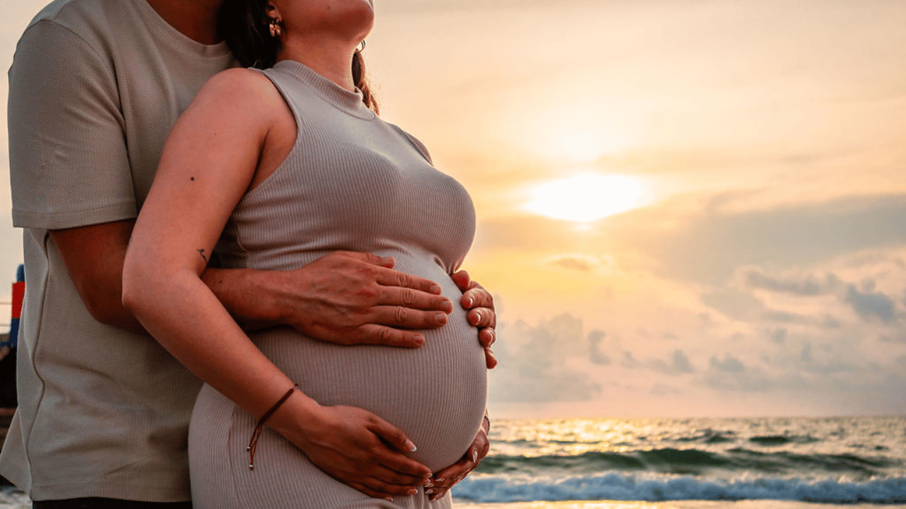 Cartagena: Maternity-Fotoshooting am Strand bei Sonnenuntergang