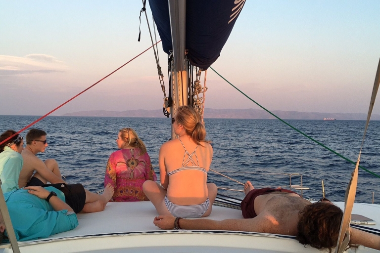 Santorini: crucero por la mañana o al atardecer con comida gourmet