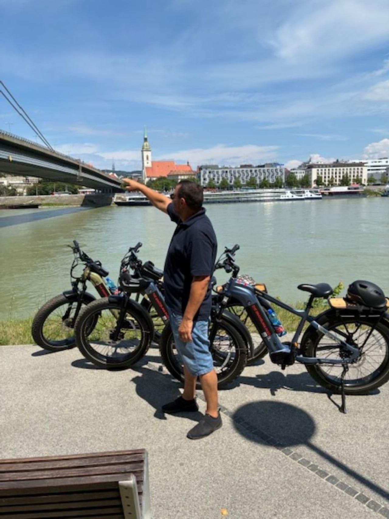 Bratislava: Stadt, Eiserner Vorhang und Bunker mit dem E-Bike