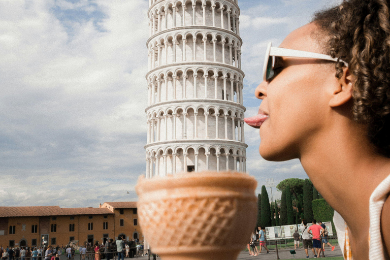 Pisa: Professional photo shoot between the Leaning Tower of Pisa and the historic city PLUS – 40 min | 30 photos