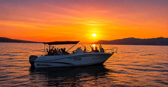 Makarska: Bootstour zur goldenen Stunde bei Sonnenuntergang mit ortsansässigem Skipper