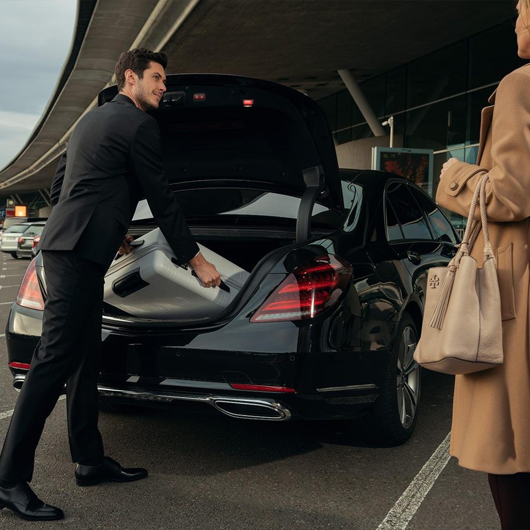 Luxury Limo Service to Manassas Regional Airport (HEF) image 4