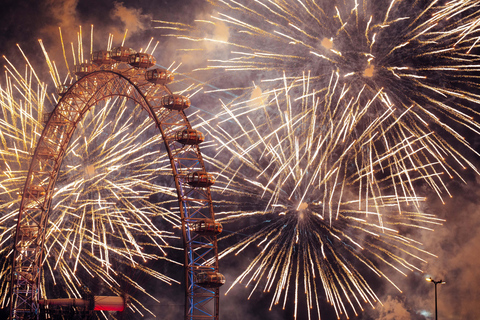 Bootfeest op oudejaarsavond in Londen met uitzicht op het vuurwerk