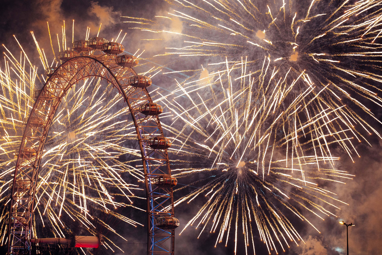 Bootfeest op oudejaarsavond in Londen met uitzicht op het vuurwerk