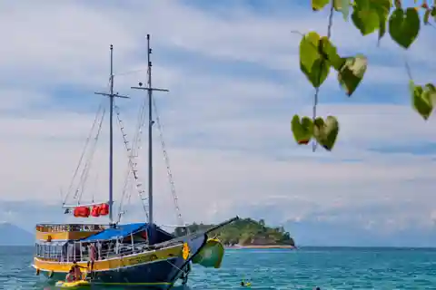 Baía de Paraty: Passeio de Barco Ilhas e Praias com Snorkeling