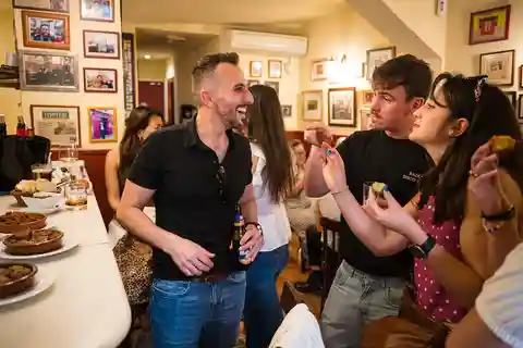 Bier & Tapas Tour: Iss, wo die Einheimischen essen!