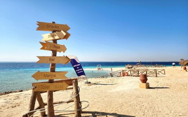 Visit Hurghada Magawish Island & Parasailing Tour w Buffet Lunch in Sharm El Sheikh