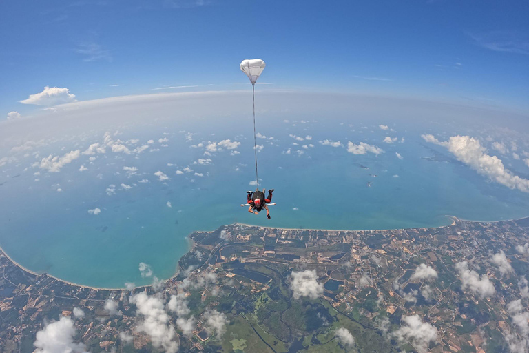 Pattaya: Dropzone Tandem Skydive Experience com vista para o marPacote VIP