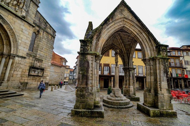 Visit Guimaraes Local Tours ; Visit the Castle , Palace and City in Guimarães, Portugal