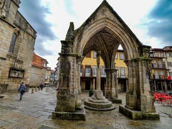 Guimaraes Local Tours ; Visit the Castle , Palace and City