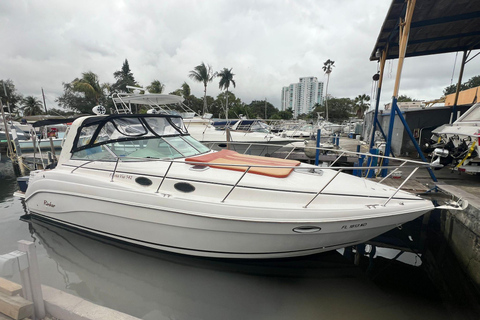 Miami: Private Yacht Cruise with Captain and Soft Drinks