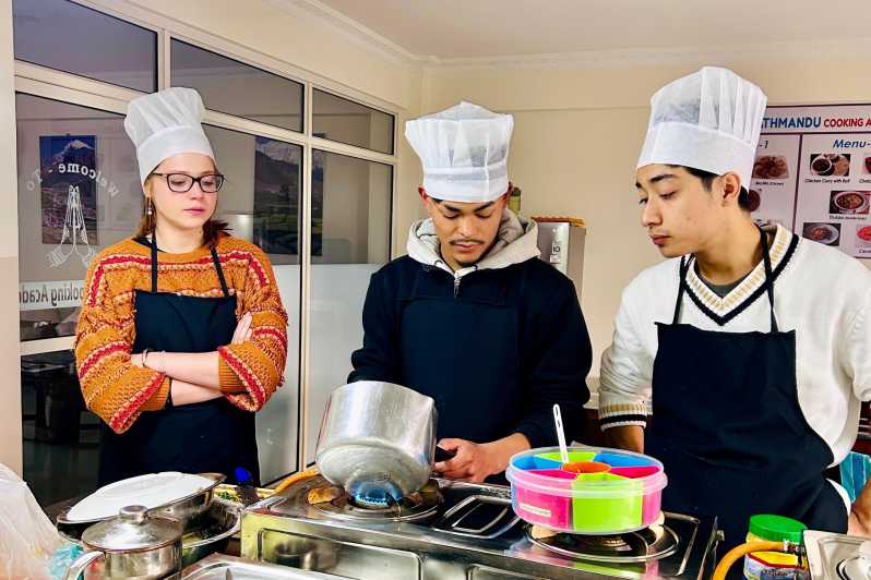 Clase de cocina de medio día en Katmandú con chefs locales y servicio de recogida