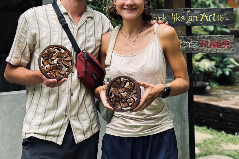 Experiência de escultura em madeira em Ubud