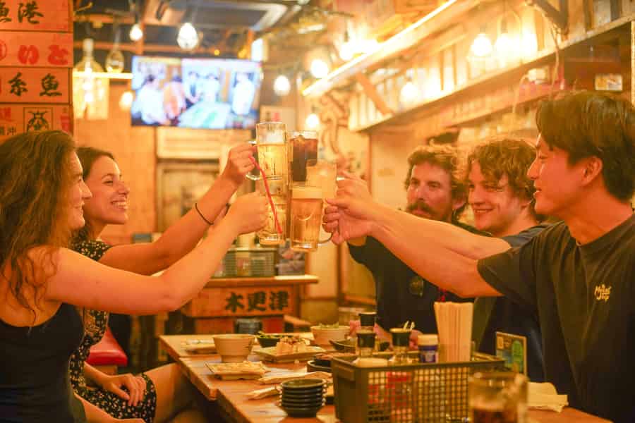 Tokio-Kneipentour in Shinjuku: Free-Flow, Abendessen, Golden Gai. Foto: GetYourGuide