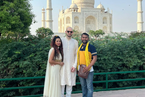 à partir d'Agra : visite sans file d'attente du Taj Mahal et du fort d'AgraDepuis Agra : Visite avec voiture AC, chauffeur, guide et droits d'entrée