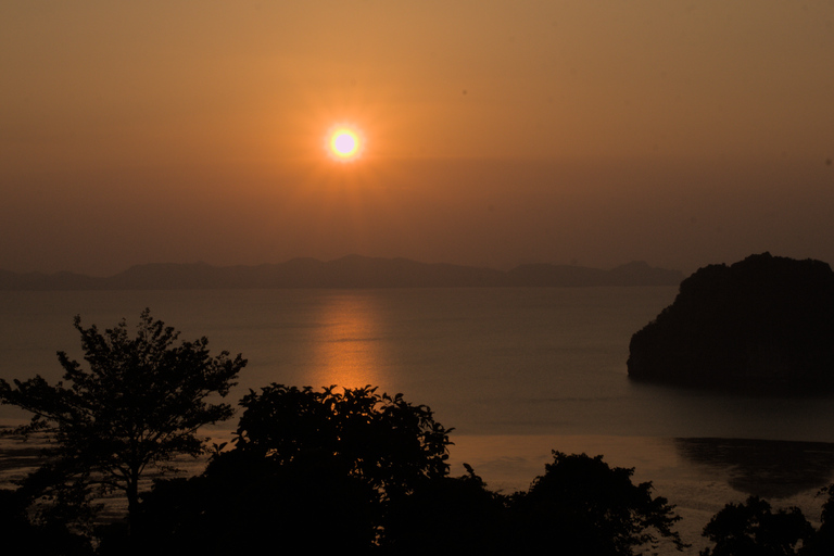 Krabi: Caiaque ao pôr do sol Ao Thalane com jantar churrasco