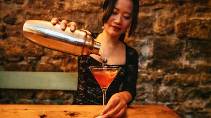 Barcelona: Clase magistral de coctelería a cargo de un mixólogo con tapas