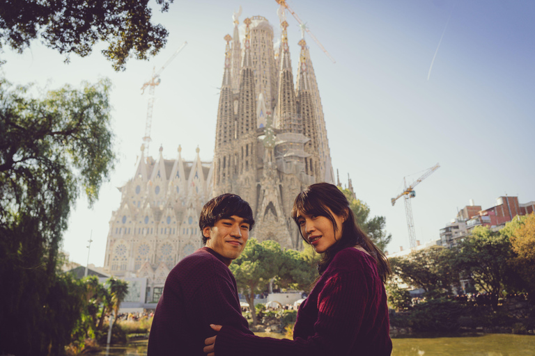 Barcelona: Professional Photoshoot Outside Sagrada Familia 45-Minute Photoshoot with 50 Photos