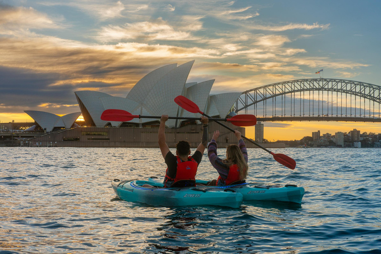 Sydney: wycieczka kajakiem o zachodzie słońca w porcieDwuosobowa wycieczka kajakiem o zachodzie słońca