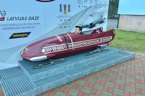 Experiência de passeio em pista de Bobsleigh e luge na LetôniaBob Profissional