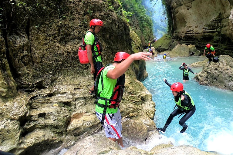 Au départ de Cebu : excursion partagée de saut de falaise aux chutes de Kawasan