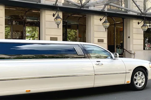 Paris: Romantic Limousine Tour