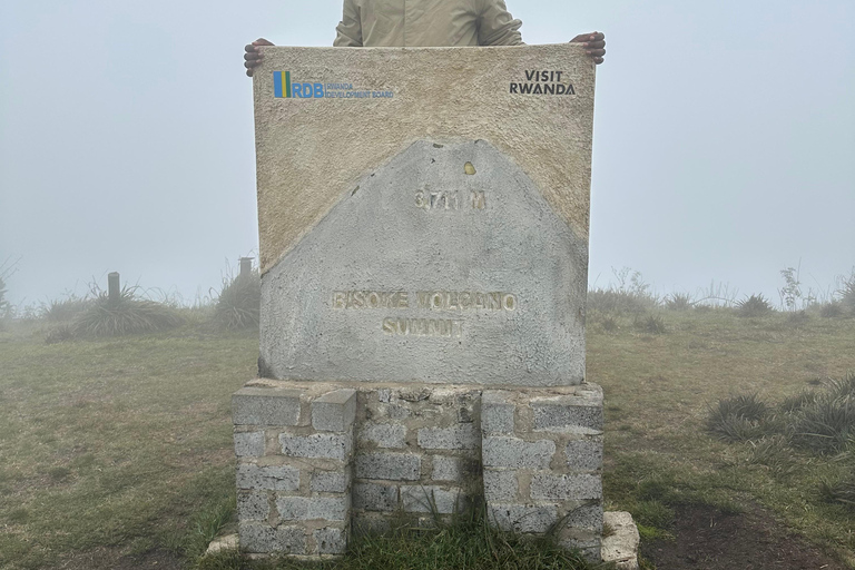 Wandeltocht van 1 dag over Mount Bisoke, Vulcanoes N Park