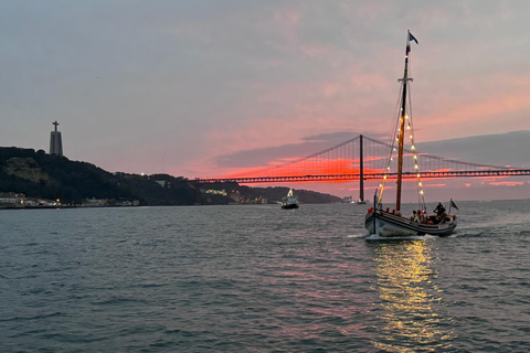 Lisboa: Passeio de Barco ao Pôr-do-Sol no Rio Tejo com Welcome DrinkLisboa: Passeio de barco ao pôr do sol no rio Tejo com Welcome Drink