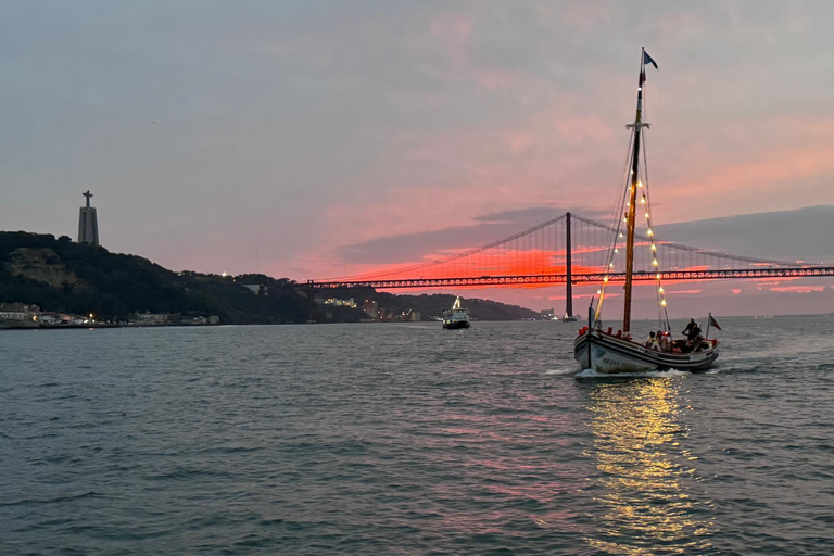 Lisboa: Passeio de Barco ao Pôr-do-Sol no Rio Tejo com Welcome DrinkLisboa: Passeio de barco ao pôr do sol no rio Tejo com Welcome Drink