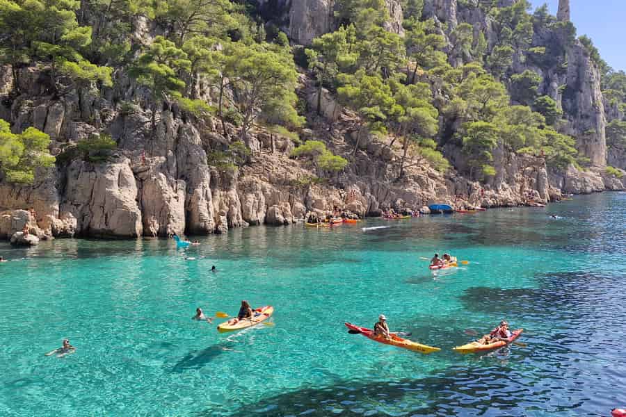 Halbtägige Kajaktour auf dem Meer in Cassis. Foto: GetYourGuide Halbtägige Kajaktour auf dem Meer in Cassis. Foto: GetYourGuide