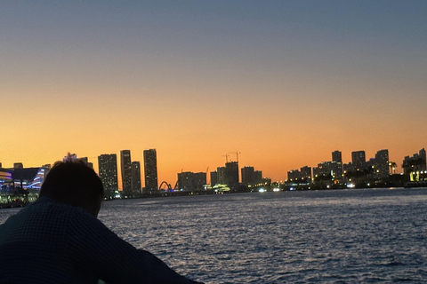 Miami: Unlimited Prosecco Cruise with Skyline Views