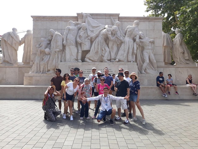 Budapest: Parliament & Its Surroundings Tour with Folk Music