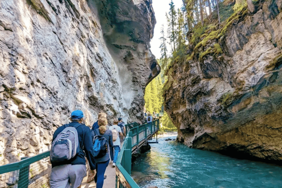 Calgary/Banff: Lake Louise, Minnewanka & Johnston Canyon – ein unvergesslicher Ausflug!. Foto: GetYourGuide Calgary/Banff: Lake Louise, Minnewanka & Johnston Canyon – ein unvergesslicher Ausflug!. Foto: GetYourGuide