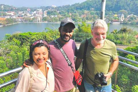 Giro in tuk tuk da Kandy ad AmbuluwawaTorre di Ambuluwawa con tour della città di Kandy