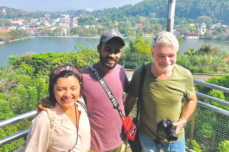 Giro in tuk tuk da Kandy ad AmbuluwawaTorre di Ambuluwawa con tour della città di Kandy