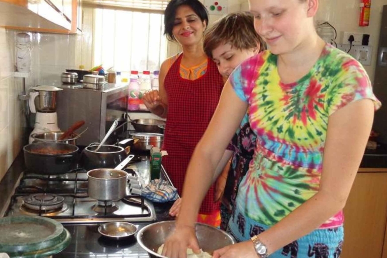 Bangalore: Traditional Cooking Classes & Dinner with Family