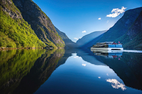 Recorrido privado de 2 días con tren de Flåm, fiordo Hardager y crucero