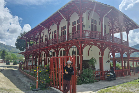 Medellín: tour di un giorno del Tunel de la Quiebra, della ferrovia e delle cascateMedellín: Tour di un giorno del Tunel de la Quiebra, della ferrovia e delle cascate