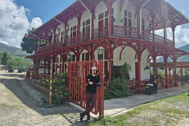Medellín: tour di un giorno del Tunel de la Quiebra, della ferrovia e delle cascateMedellín: Tour di un giorno del Tunel de la Quiebra, della ferrovia e delle cascate
